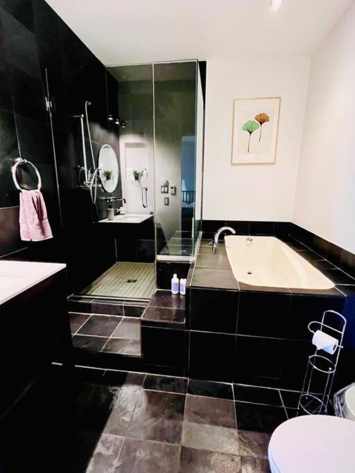 Sunny Penthouse On 17Th Ave, 1 Bedroom, 1 Loft Bed With Ladder, 1 Sofa Bed, Sleeps 6, Downtown Калгари Экстерьер фото