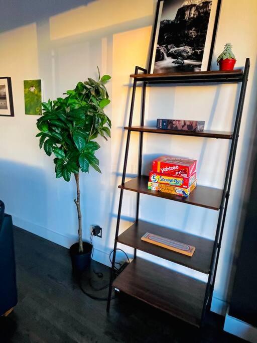Sunny Penthouse On 17Th Ave, 1 Bedroom, 1 Loft Bed With Ladder, 1 Sofa Bed, Sleeps 6, Downtown Калгари Экстерьер фото