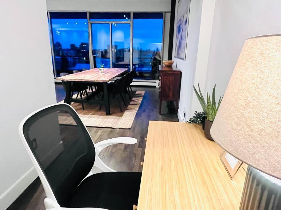 Sunny Penthouse On 17Th Ave, 1 Bedroom, 1 Loft Bed With Ladder, 1 Sofa Bed, Sleeps 6, Downtown Калгари Экстерьер фото