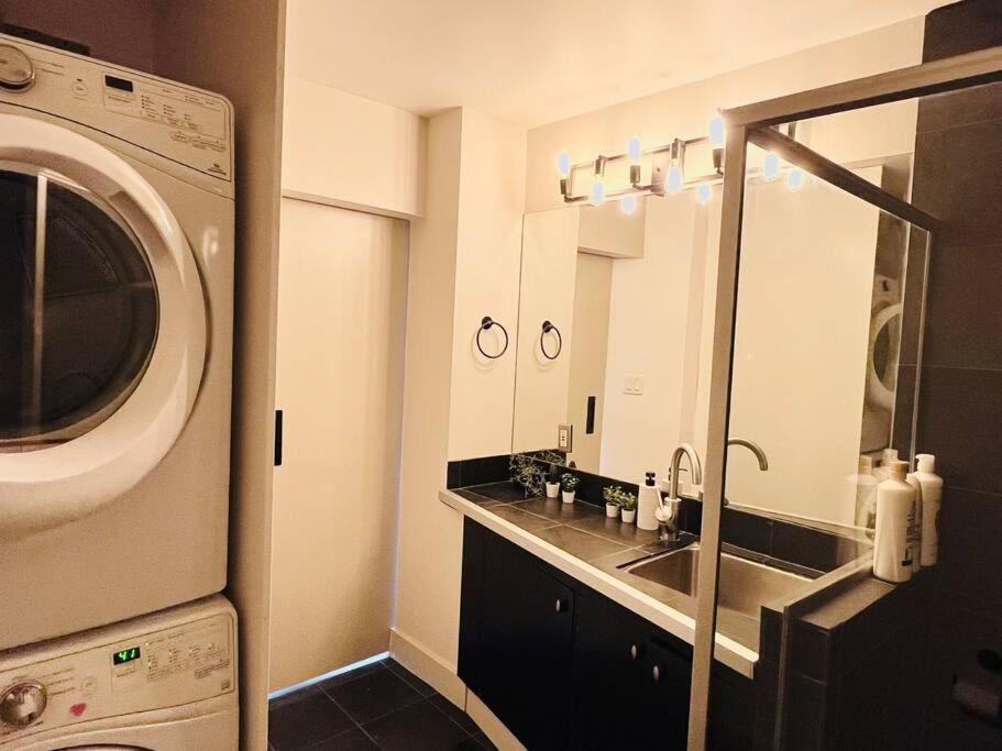 Sunny Penthouse On 17Th Ave, 1 Bedroom, 1 Loft Bed With Ladder, 1 Sofa Bed, Sleeps 6, Downtown Калгари Экстерьер фото
