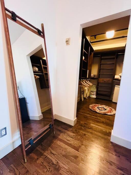 Sunny Penthouse On 17Th Ave, 1 Bedroom, 1 Loft Bed With Ladder, 1 Sofa Bed, Sleeps 6, Downtown Калгари Экстерьер фото