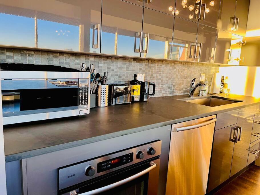 Sunny Penthouse On 17Th Ave, 1 Bedroom, 1 Loft Bed With Ladder, 1 Sofa Bed, Sleeps 6, Downtown Калгари Экстерьер фото